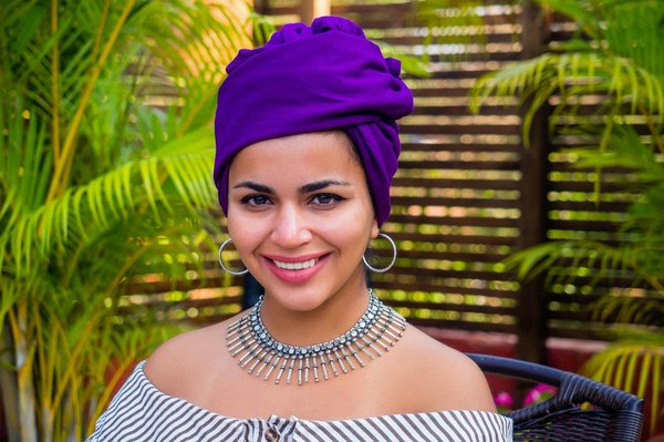 Quels conseils pour intégrer un turban dans une tenue sans paraître démodée ?